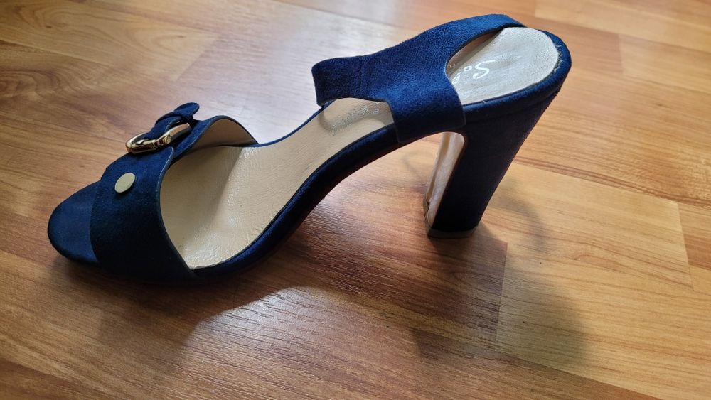 Sandale albastre din piele intoarsa cu toc (vanzare urgenta)