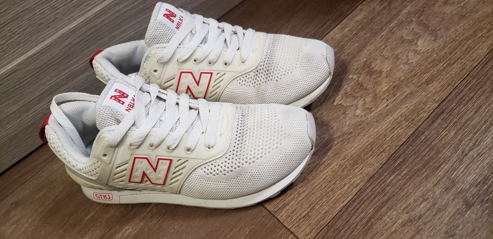 Белые легкие дышащие кроссовки.