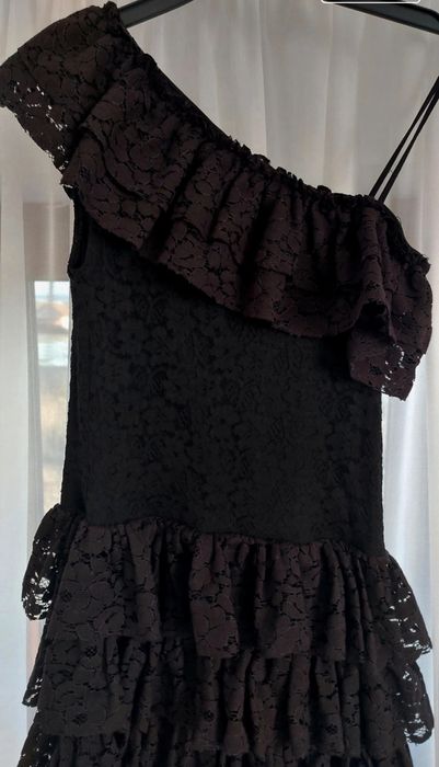 Rochiță pe un umăr