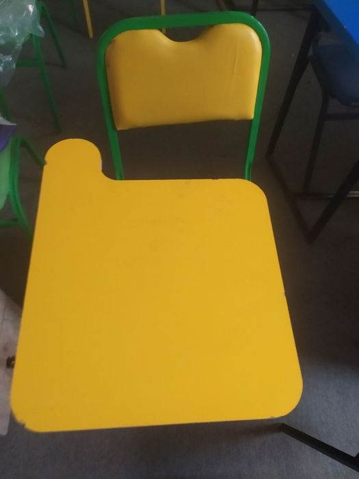 O'quv markazi uchun parta va stullar sotiladi
