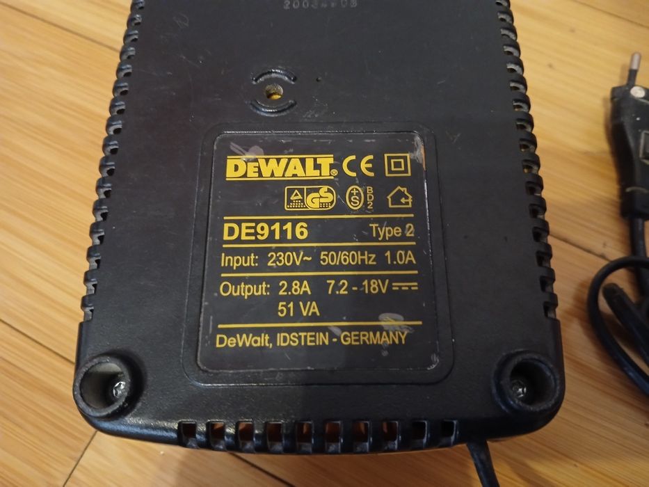 Masina de găurit 18v (autofiletanta) Dewalt Dc970 + lanterna