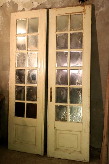 Usi vechi cu geamuri fatetate