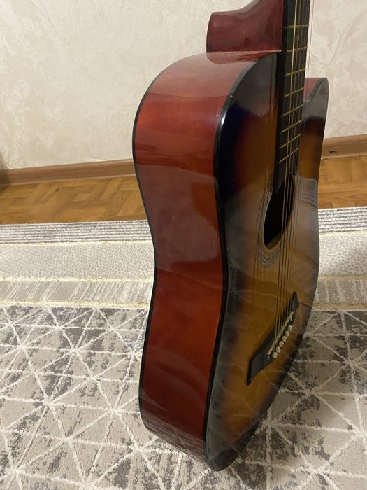 Акустическая гитара в отличном состояний!