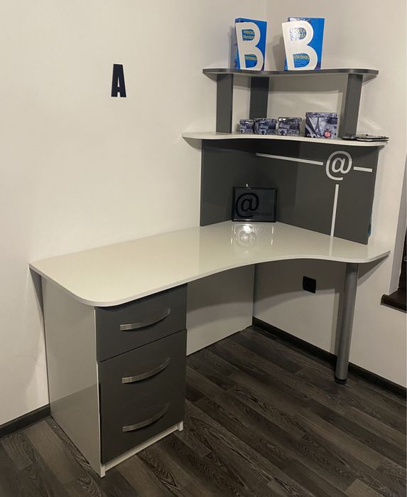 Бюро от МДФ гланц - много запазено