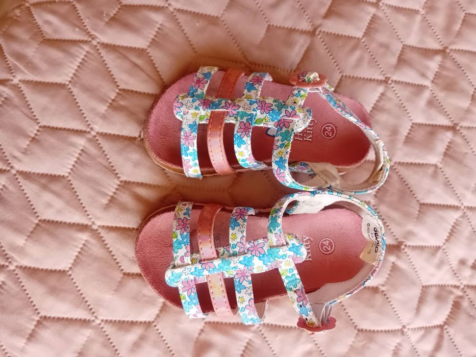 Детски розови сандали