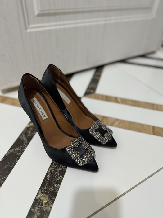 Туфелька черная атлас Маноло Бланик