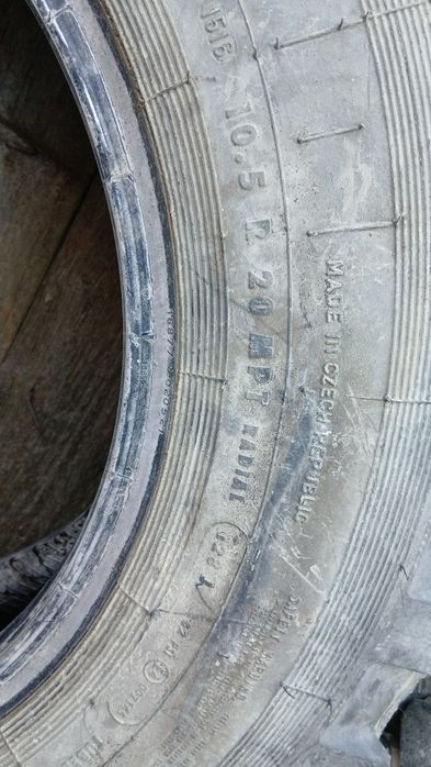 Vând două anvelope