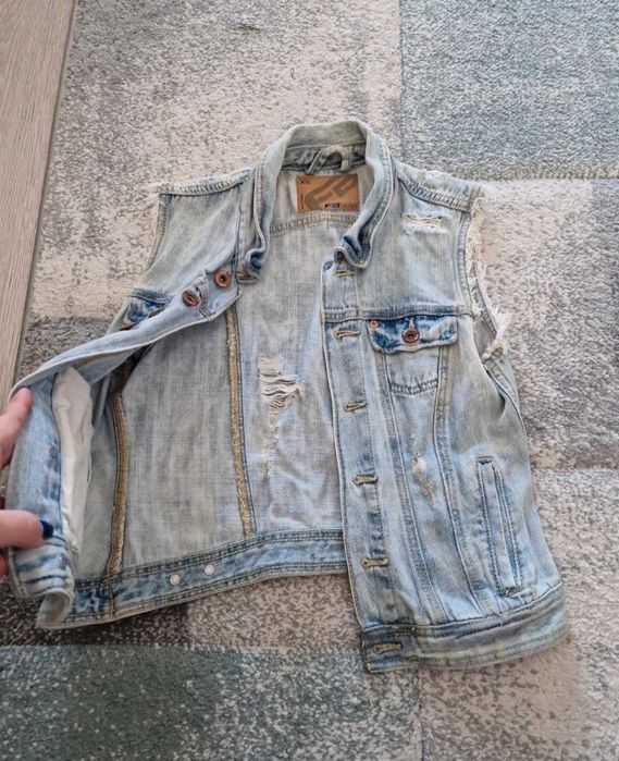 Vesta denim cu rupturi marime S
