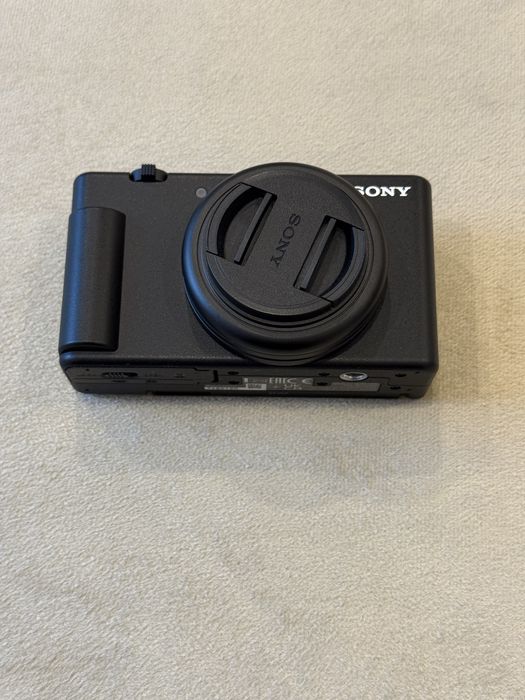 Предлагам чисто нов фотоапарат Sony zv-1f.