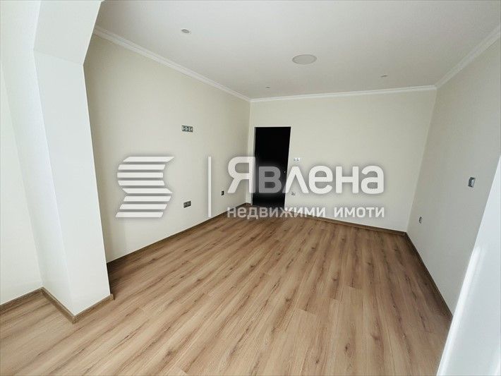 Продава се Тристаен апартамент в Варна, Базар Левски - 70 кв.м за 2255 €/кв.м - Снимка #2