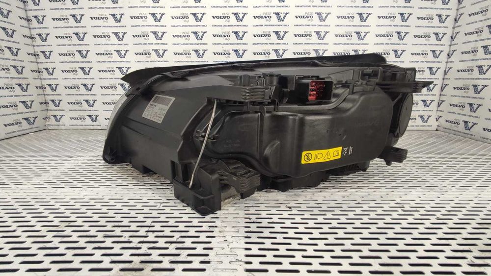Far dreapta XENON OEM VOLVO S80 V70 S70 2008 - 2013