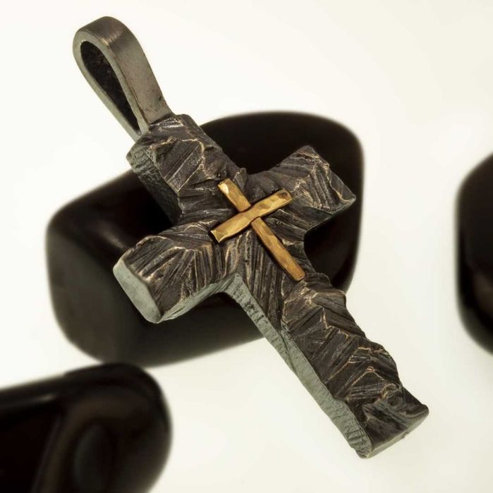 Сребърен кръст с релеф и златен акцент – талисман за вяра.