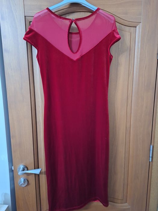 Rochie rosie din catifea cu accesoriu la gat Nr 38/40