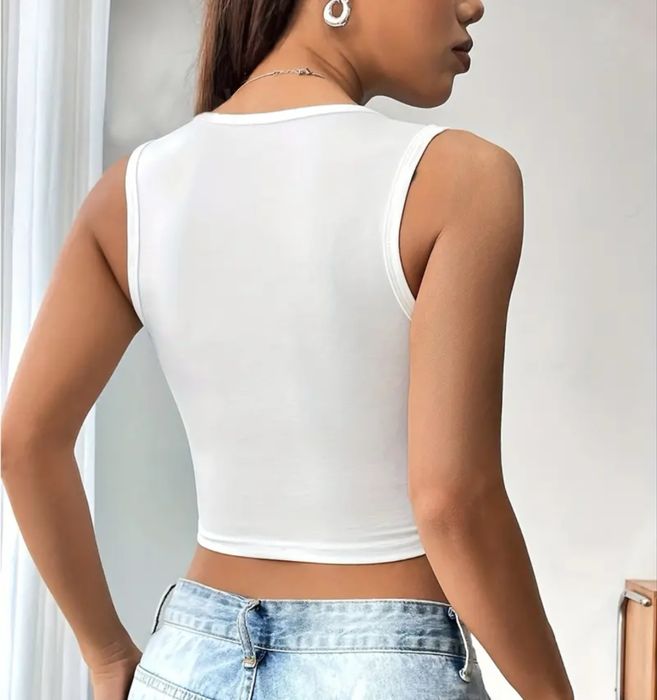 Белый кроп топ на лето.