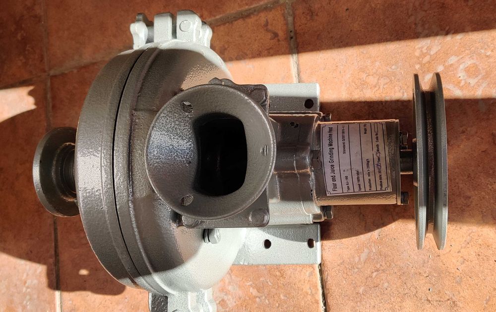 Moara cu pietre pentru faina grau orez naut porumb cereale 2.5kW
