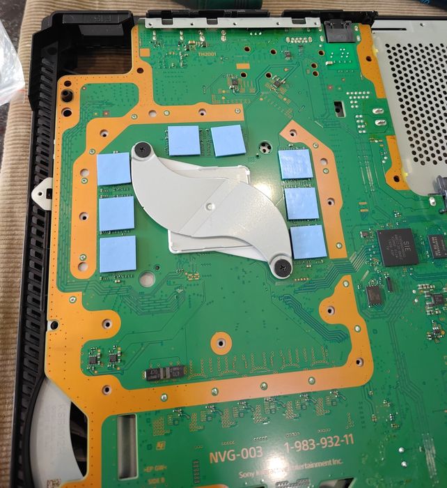 Playstation 4 pro неразличим от нов! CUH-7216b последна ревизия.