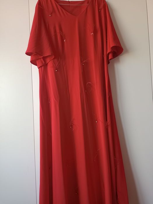 Красный платье и двойка