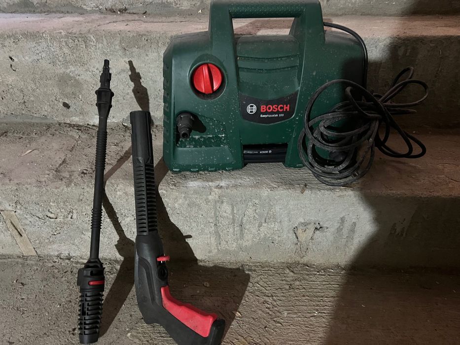 Bosch EasyAquatak 100 Long Lance (din gama Easy/Universal) este un aparat compact de spălat cu presiune
