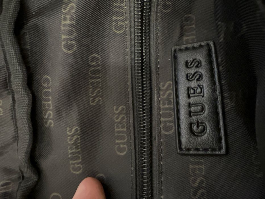 Мъжка чанта на Guess