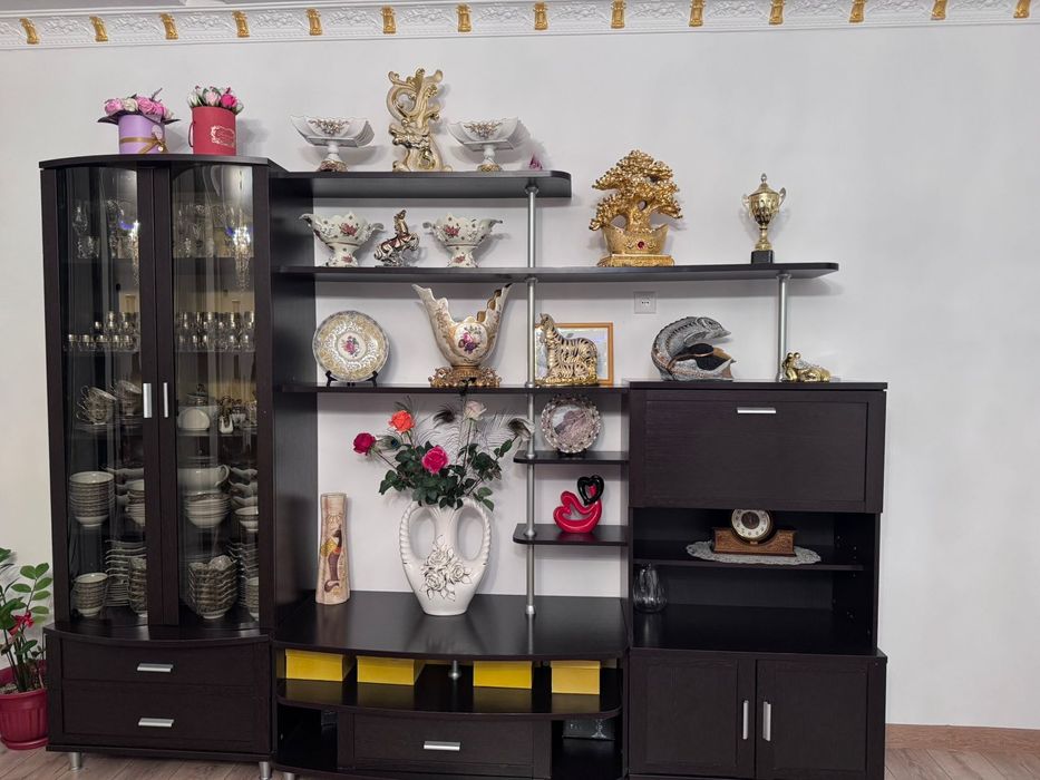 Гостинный сервант