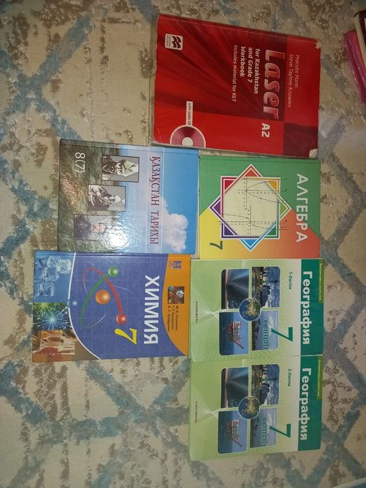 продаются школьные книги.