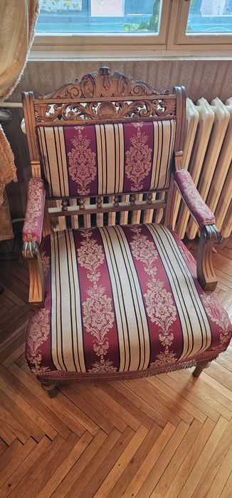 Fotoliu antic din lemn sculptat, în stil Louis XV