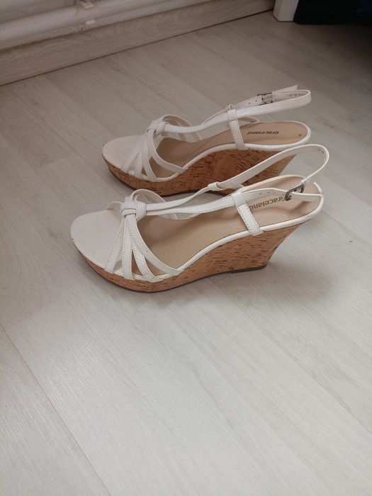 Vând sandale dama,noi,mărimea 39.