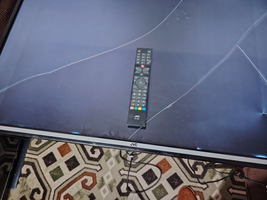 Смарт тв JVC със счупен дисплей
