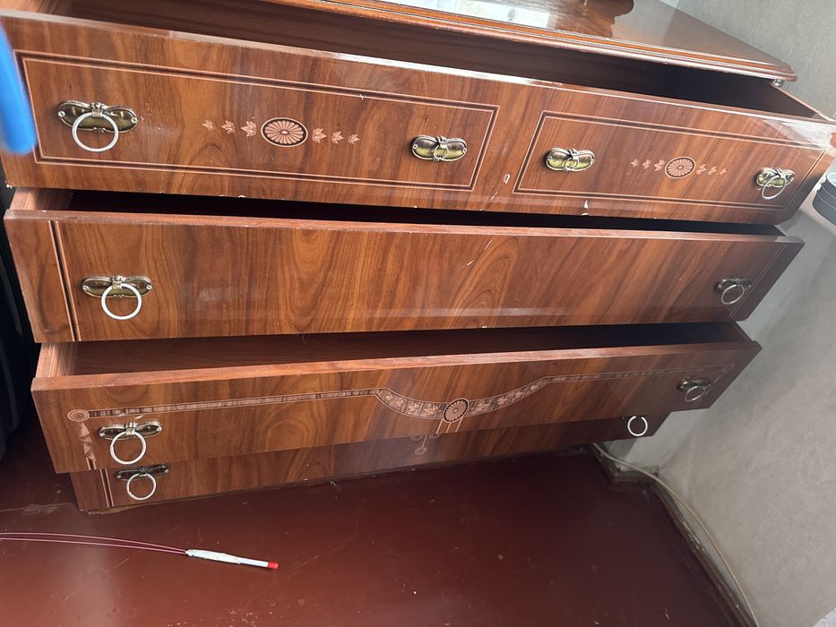 Продам комод с зеркалом