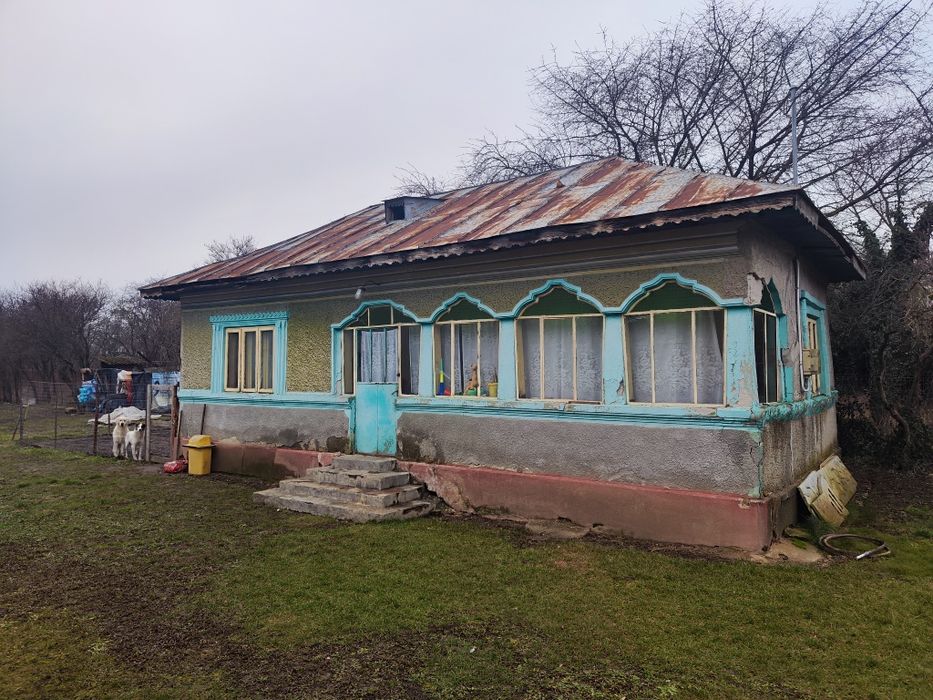 Vand casa demolabila ,curent tras si utilitati la limita propietatii !