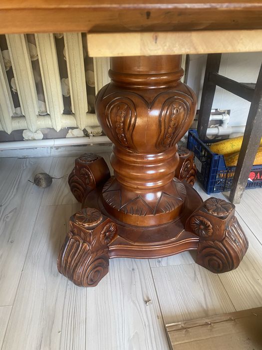 Стол для гостей красный