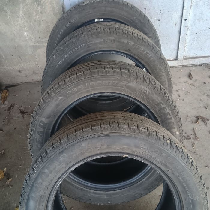 Vînd cauciucuri stare buna