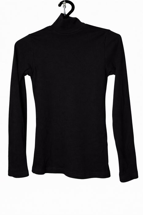 Ayollar uchun qora vodolazka (baland yoqali, uzun yengli)