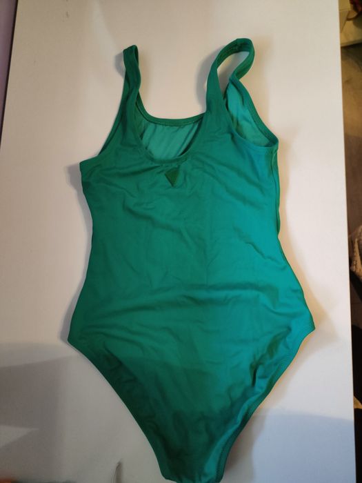 Бански Guess неразличим от нов
