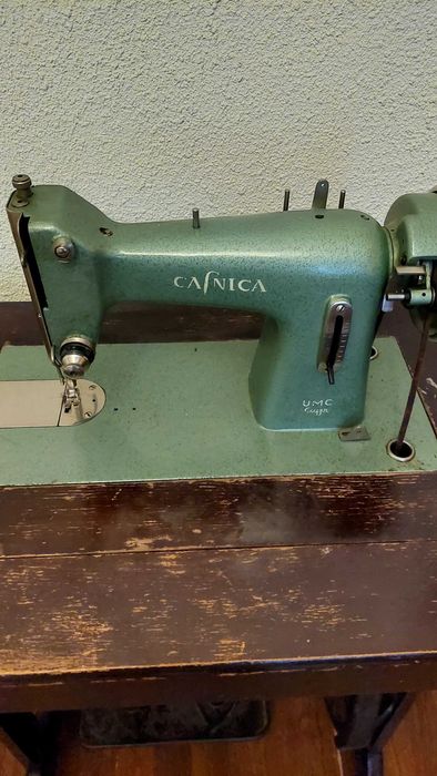 Mașină de cusut CASNICA, fabricată în anii '60 în Romania