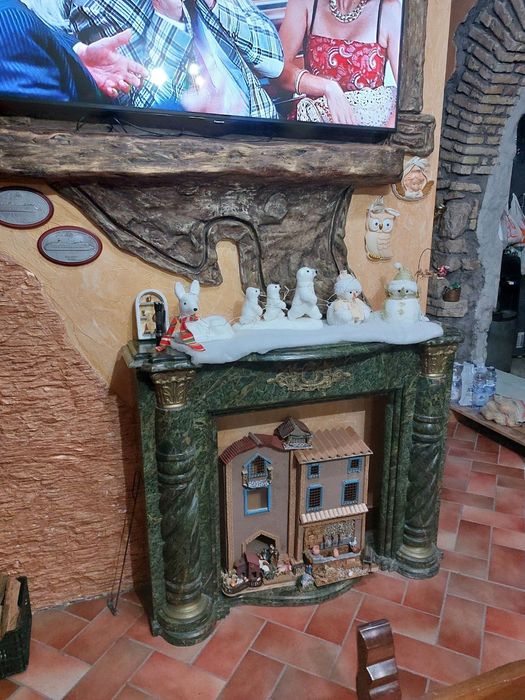 Masca de semineu.si doua canapele