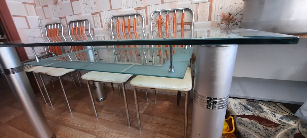 Продам стол стеклянный