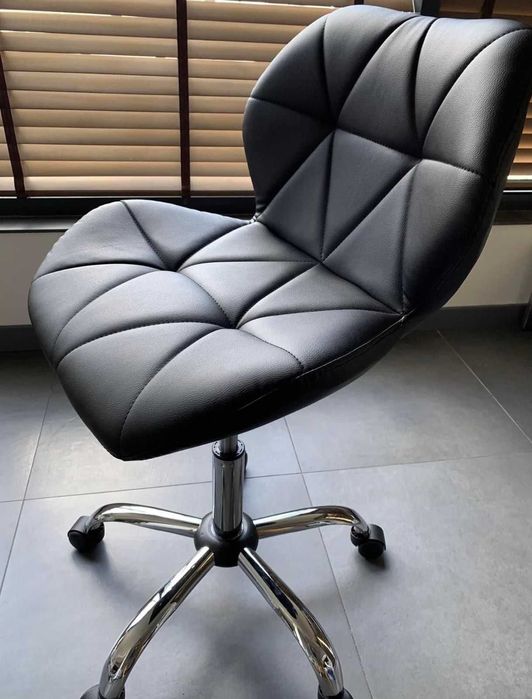 Козметичен стол - табуретка с облегалка QS-06 42/54 см - бяла /черна