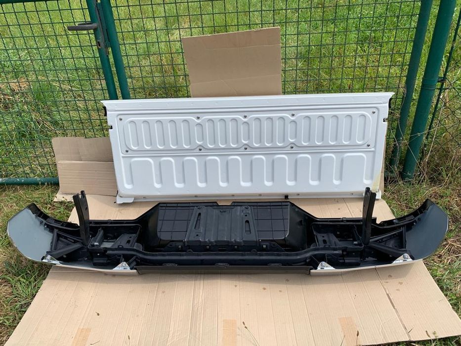 Toyota Hilux нови оригинални заден капак, броня и стопове