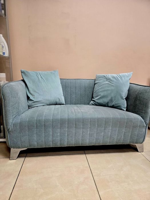 Удобно и меко двуместно канапе.