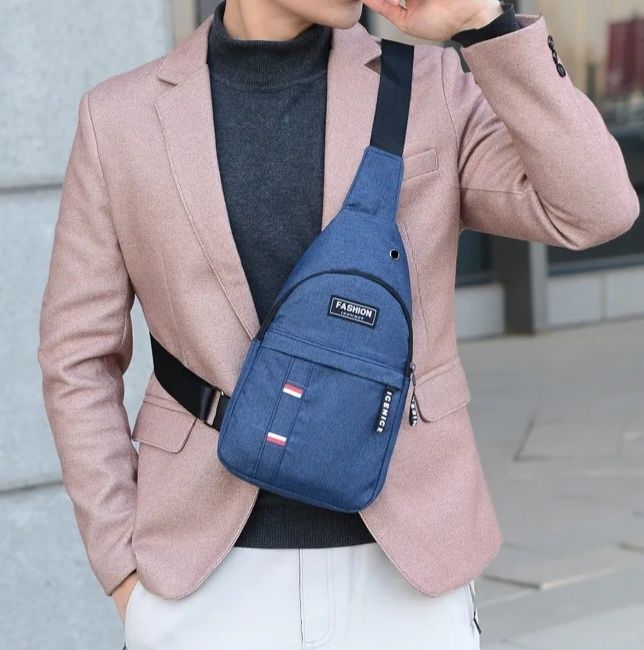 Borsetă de piept/spate. Două buzunare. Bretea diagonală. Gaică metal.