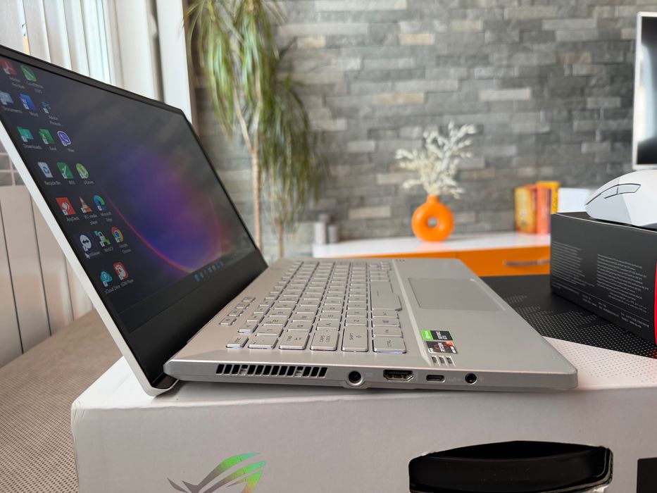 Геймърски лаптоп ROG Zephyrus G14 GA401 Moonlight White с Anime Matrix