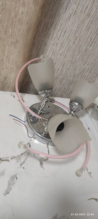 Продам люстру с тремя плафонами