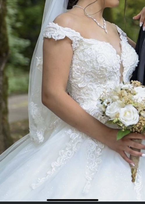 Дантелена булчинска рокля