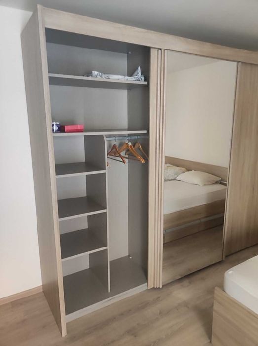 Продавам спален комплект – гардероб + легло с матрак