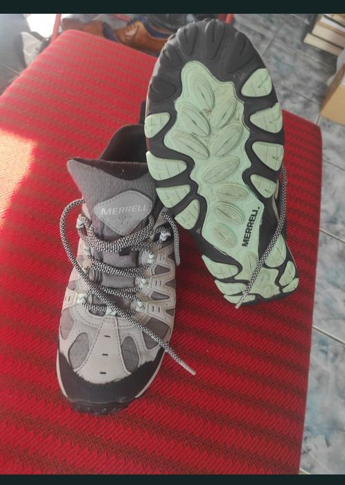 Adidași foarte comozi foarte ușori și foarte practici. 
Numărul 41.