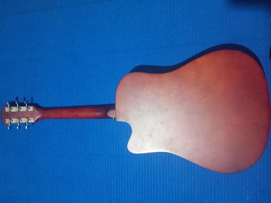 Akustik gitara sotiladi.Haqiqiy Indoneziyaniki.