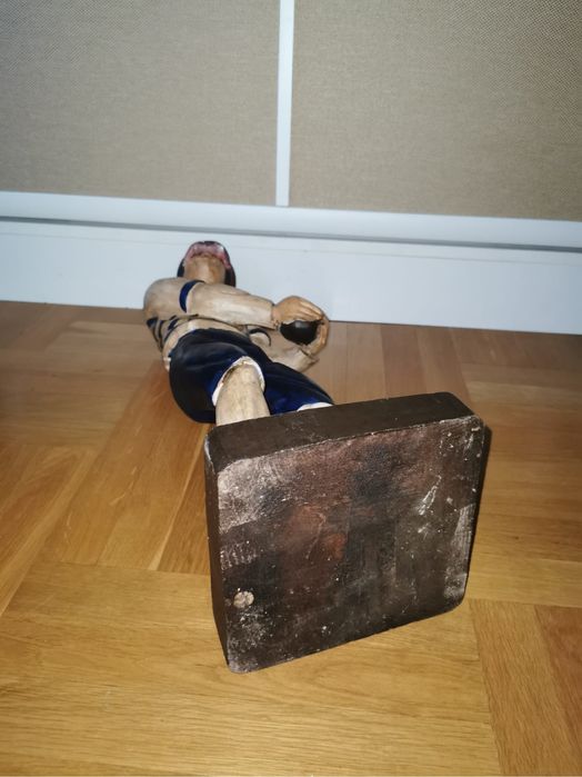 Антикварна дървена фигура на играч с топка от 20 те г. на миналия век