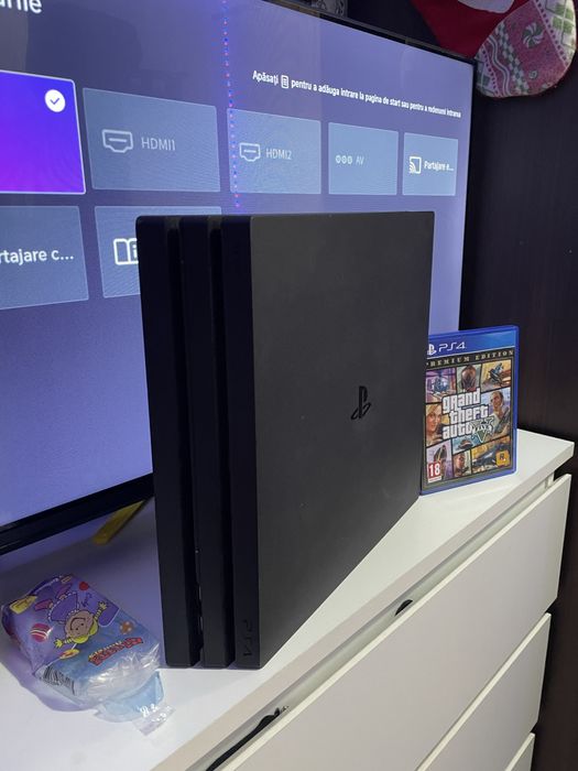 Vand ps 4 pro 1tb cu 2 joystickuri+gta5 in foarte buna stare