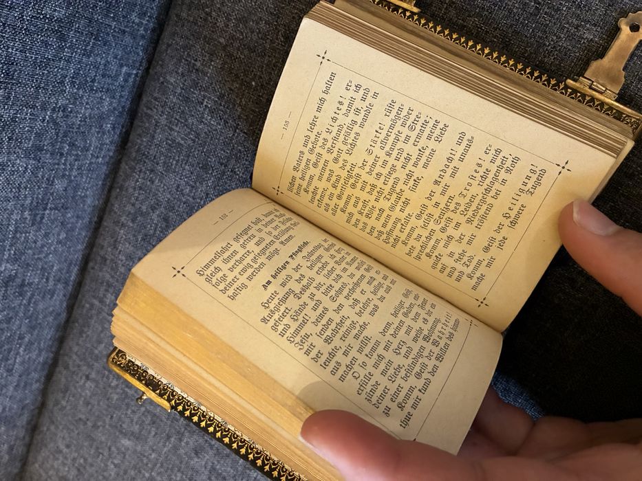 Стар немски молитвеник с 16 религиозни картички
